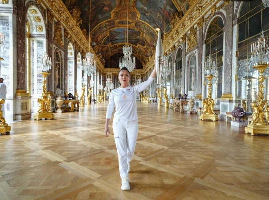 Salma Hayek brilla con la antorcha Olímpica en Versalles