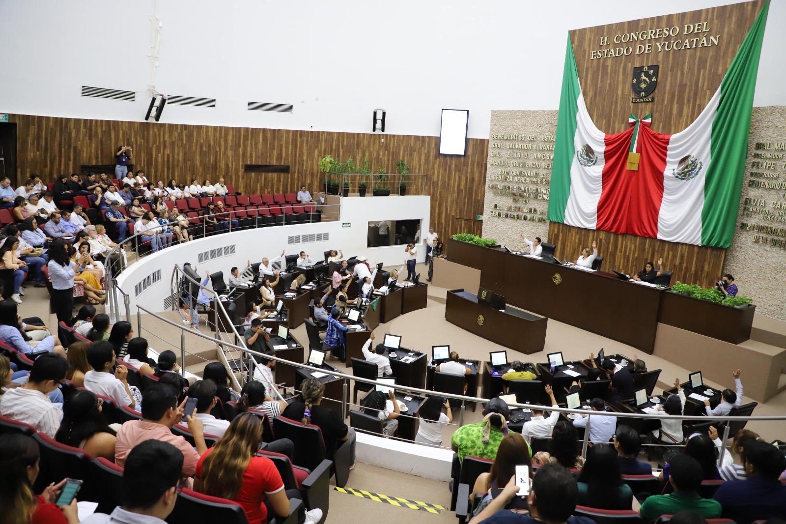 Ante el congreso del estado, rinde compromiso constitucional el titular del órgano interno de control del IEPAC Yucatán