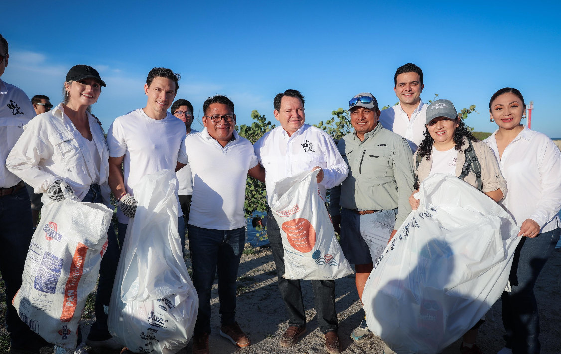 Gobernador Joaquín Díaz Mena encabeza limpieza de playas de Yucatán