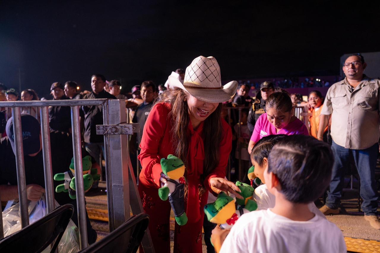 Niñas y niños de Casa Otoch viven una noche inolvidable en el concierto de Lara Campos