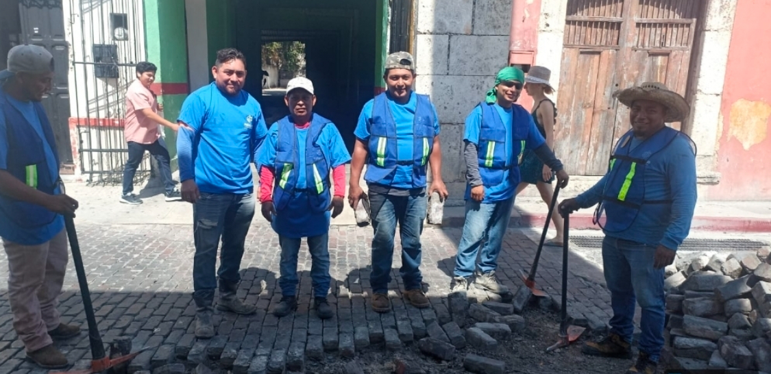 Avanza la rehabilitación de adoquines en emblemática zona de Mérida