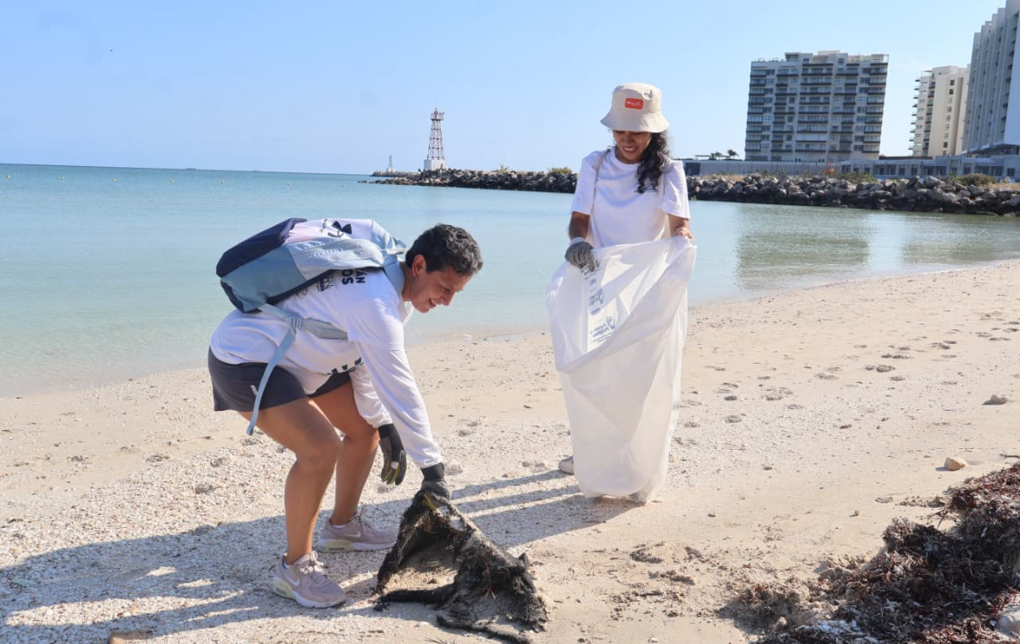 Sanean Playa Cerditos como parte del programa de limpieza costera